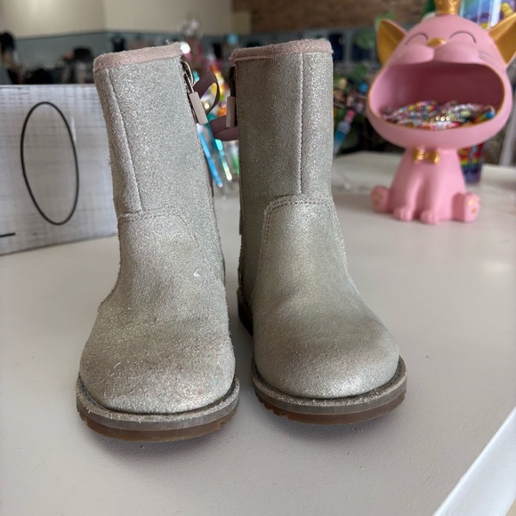UGG Corene Metallic Casual Boot for Kids Size 6 - Picture 2 of 8